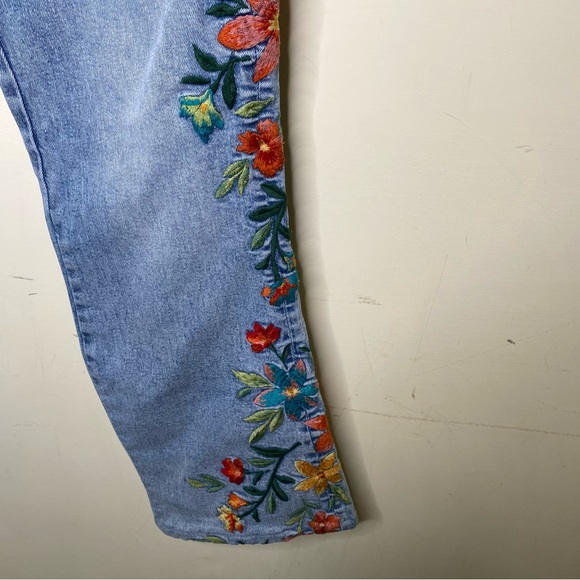 Driftwood Farrah W31 L34 Light Blue Floral Embroidered Jeans w/ alteration hem - Picture 3 of 8